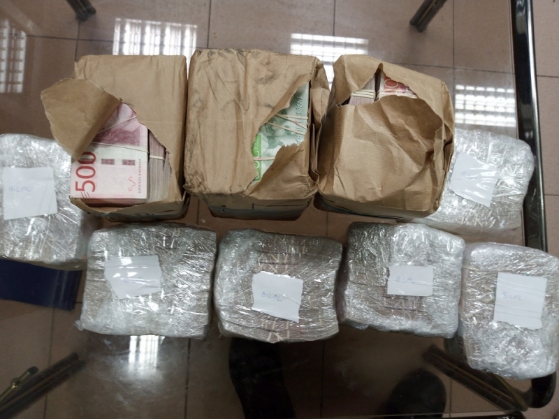 Недекларирана валута с левова равностойност в размер на 1 077