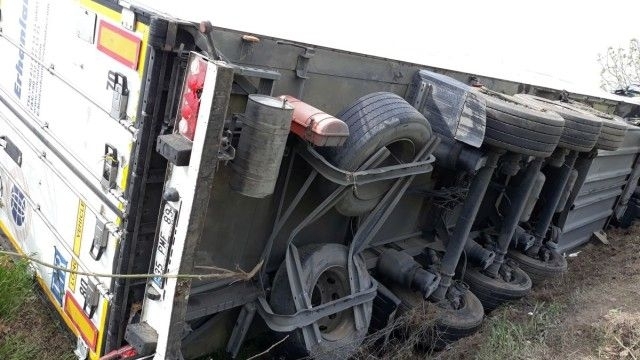 52 годишен шофьор на тир се преобърна в дере в Монтанско
