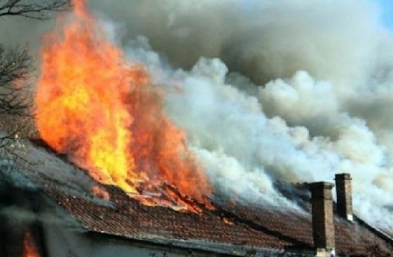Пожар унищожи покрива на къща в Димово съобщиха от полицията