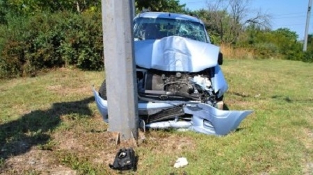 Пиян 18 годишен младеж без книжка е катастрофирал в стълб във