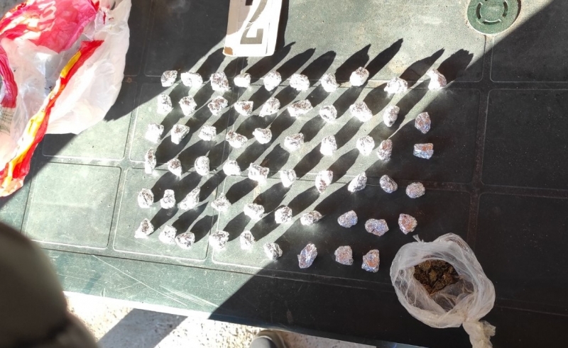 Полицаи са намерили наркотици в домовете на мъж и жена