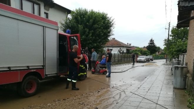 В Димово отводняват къщи екипи на общината са започнали и