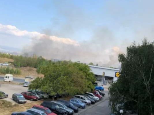 Огромен пожар между столичните квартали ж к Младост и ж к