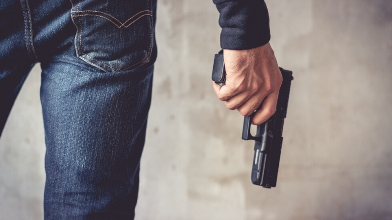 Полицаи са хванали обирджията насочил пистолет срещу младо момче в