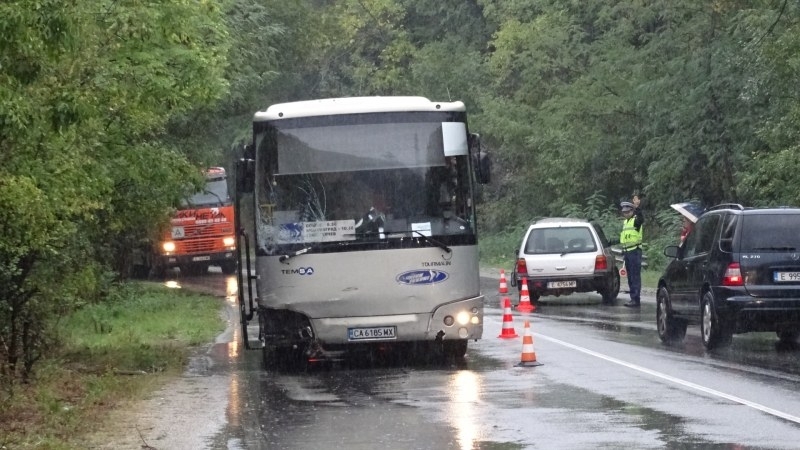 Автобус и цистерна в Пловдив са се ударили научи агенция