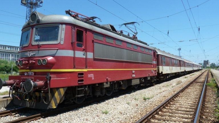 Жена почина, блъсната от влак край Симеоновград, съобщиха от полицията.
В