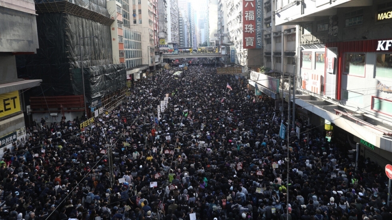Хиляди хора излязоха по улиците на Хонконг за да се