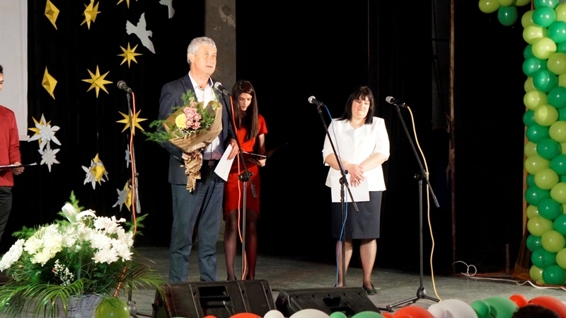 С празничен юбилеен концерт учители и ученици отбелязаха 70 та годишнина