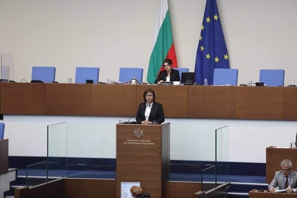 Лют скандал между Кирил Петков и Пеевски в парламента, Нинова ги призова да се разберат като мъже