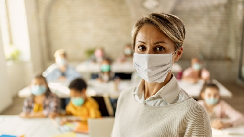 Учителите да носят маски включително и по време на учебните