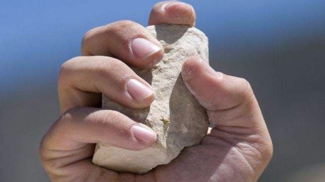 Вандал е обстрелвал с камъни детска градина в Роман съобщават