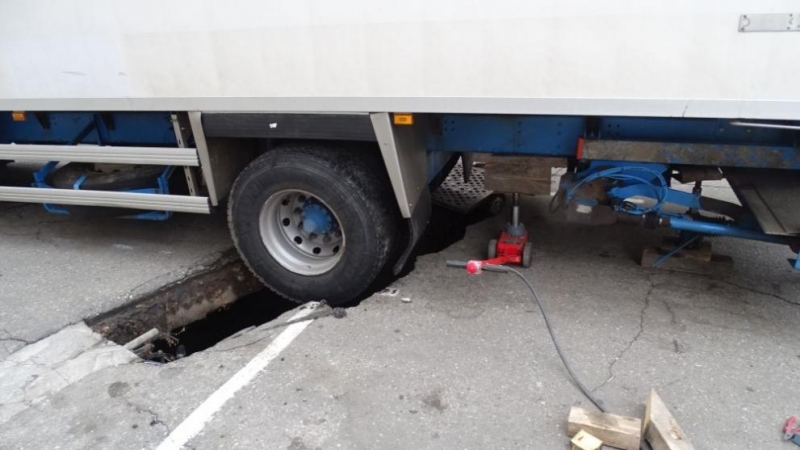 Задната лява гума на товарен автомобил Скания пропадна в дупка