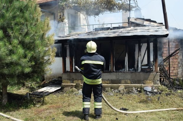 Късо съединение подпали къща в Ново село съобщиха от МВР