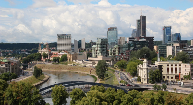 Литовците започнаха да гласуват за нов президент от когото очакват