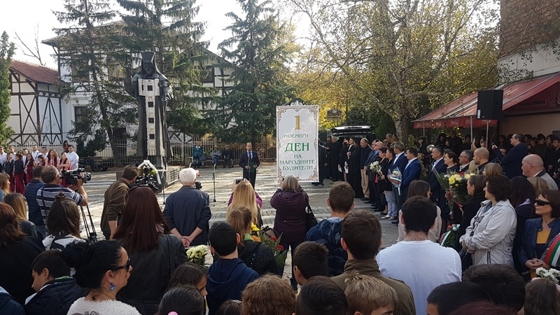 Днес пред паметника на Свети Софроний Врачански десетки врачани преклониха