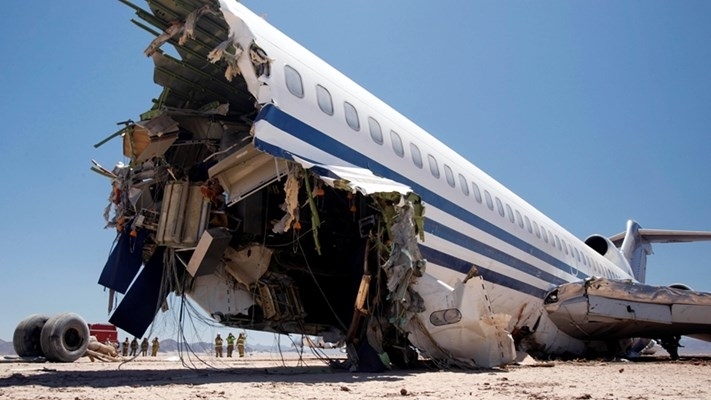 Петима души загинаха след като малък самолет се разби след