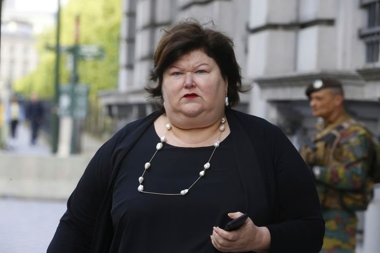 Всички сексуални практики включващи 3 ма и повече участници се забраняват