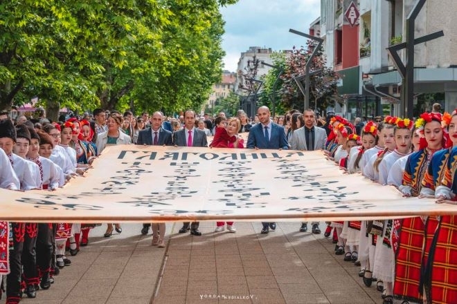 С парад отбелязаха 24 май във Враца съобщиха от местната