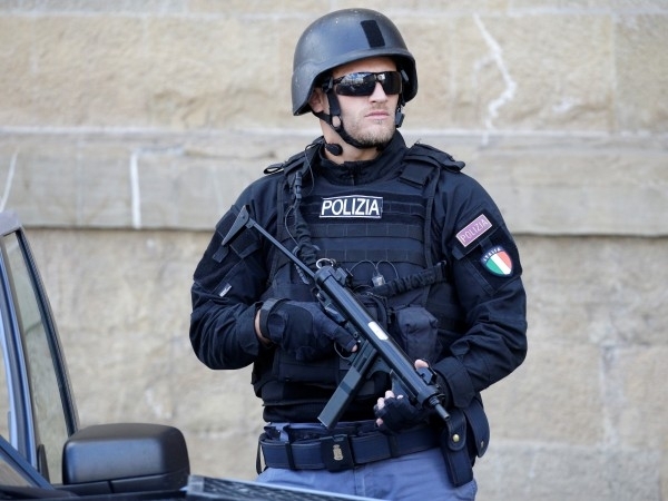 Мъж откри огън от кола срещу минувачи в централния италиански