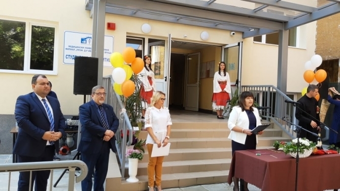 Изпълняващият длъжността областен управител Мирослав Комитски заедно с ректора на