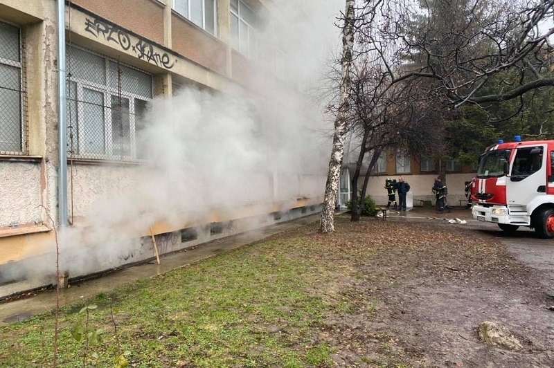 Пожар вдигна на крак огнеборците във Варна Огънят е обхванал