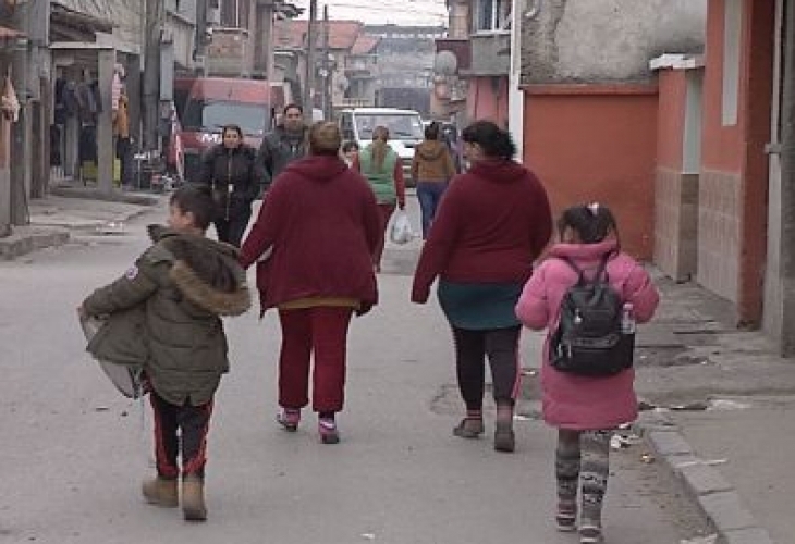Събаряне на незаконните ромски гета по строг контрол на социалните помощи