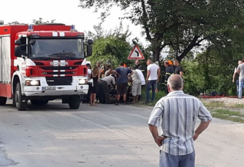 Кола самокатастрофира на входа на Монтана пожарникари вадят пострадалия научи
