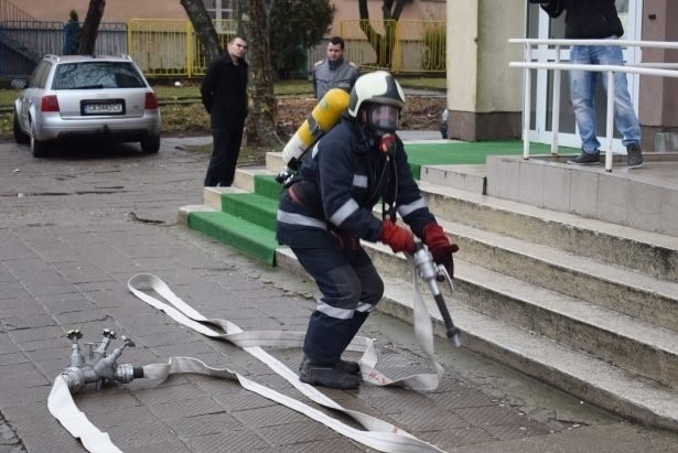 Служители на районната служба Пожарна безопасност и защита на населението
