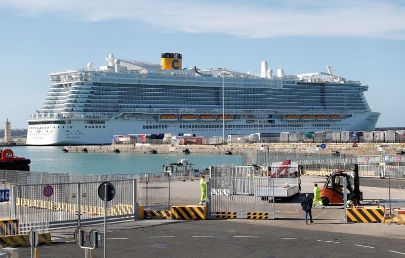Круизният кораб Costa Crociere превозващ около 6 000 пътници е