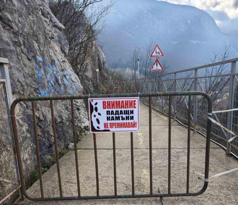 Заради падналите скални късове: Остава затворен опасният участък от велоалеята във Враца /снимки/