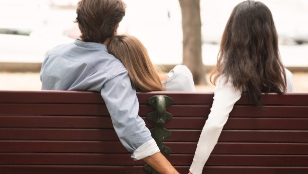 Романтичните връзки преплетени с близки приятелства с хора от другия