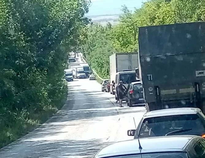 Кола и камион се удариха край великотърновско село, има пострадал