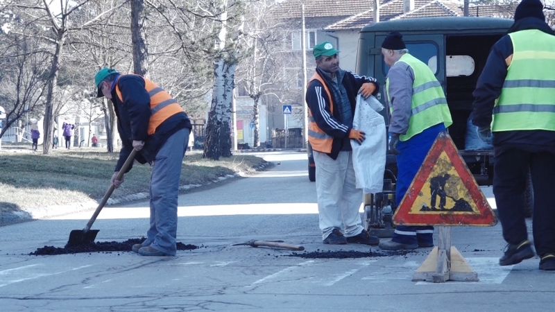 Общинското предприятие Чистота в Мездра започна запълването със студена асфалтова