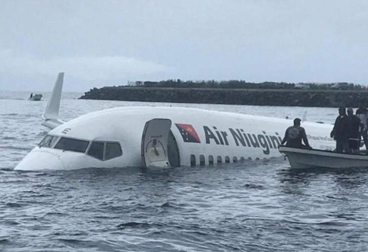 Пътнически самолет се е разбил в океана след като не