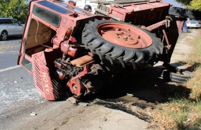Кола се заби в трактор в Монтанско съобщиха от полицията Инцидентът