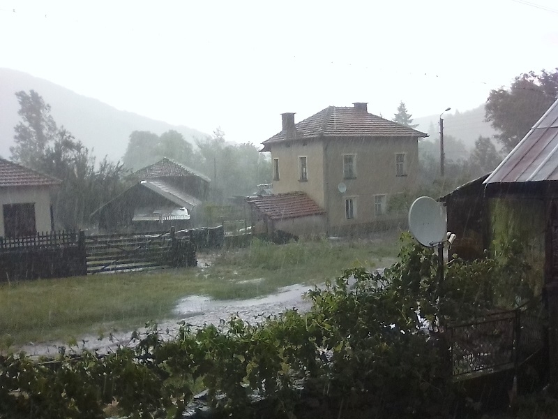 Пороен дъжд и градушка се изсипаха късно вечерта в сряда