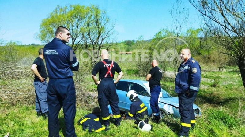 Кола падна в дере по пътя София-Варна, заради което се