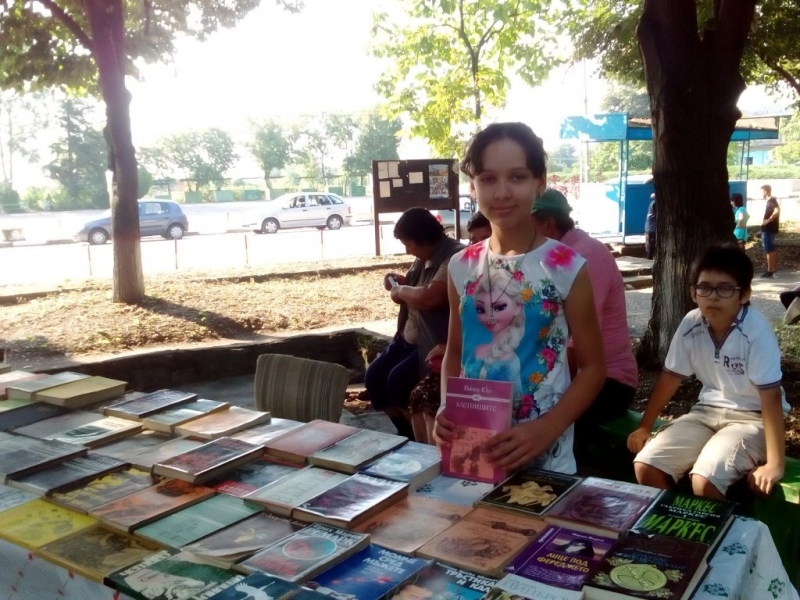 Библиотека на открито събра хората в парка на Дунавци. Инициативата