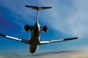 Стюардеса падна от борда на самолет по време на излитане