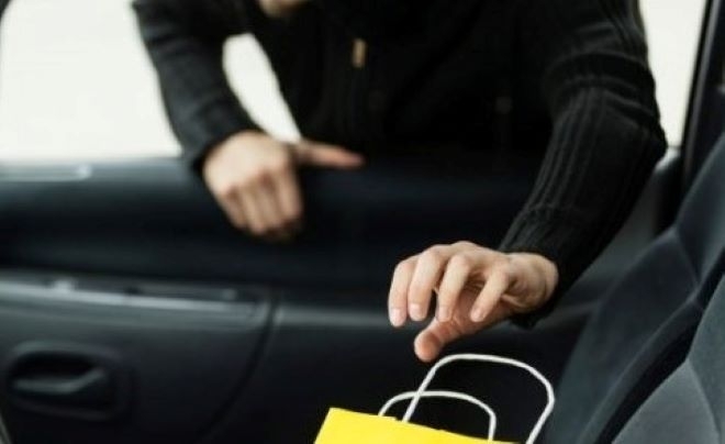 Апаш открадна пари и документи от паркирана кола във Врачанско