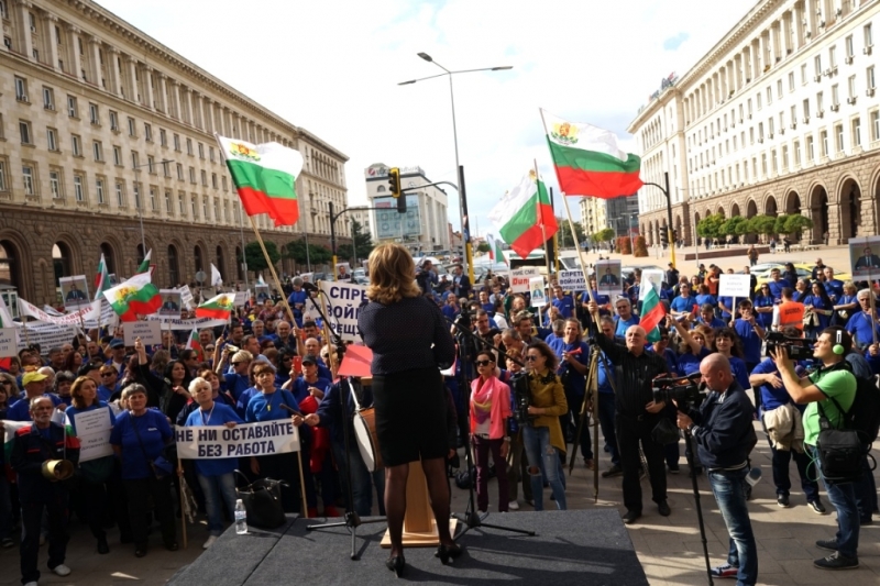 Данъчни служители излизат на протест днес заради съкращаването на 300