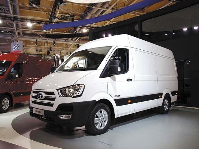 Продажбите на нови микробуси през юни намаляха с 45 спрямо