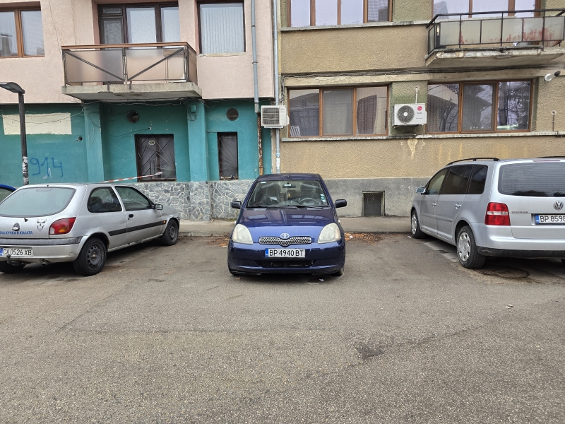 Пореден шофьор вбеси врачани с неграмотното си паркиране във Враца,