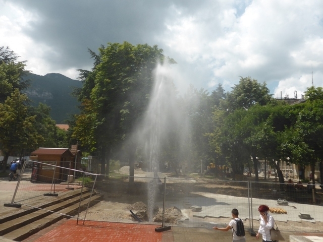 Огромен гейзер бликна в центъра на Враца Инцидентът стана днес