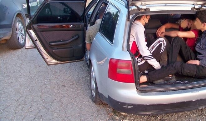 Спипаха 10 нелегални мигранти натъпкани в джип във Врачанско съобщиха