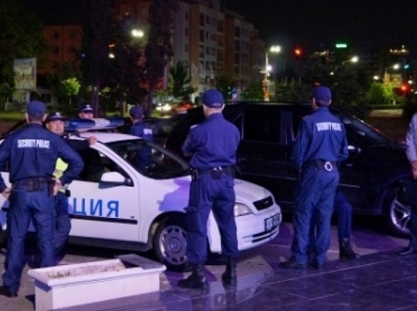 Полицаи заградиха криминално проявени във Враца, единият подхвърли наркотици