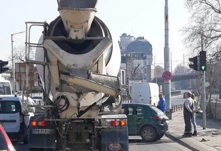Тежка катастрофа стана преди минути в центъра на Пловдив Бетоновоз