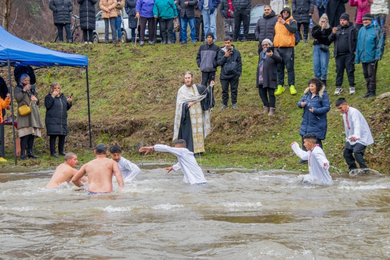 Традиционният ритуал по спасяване на Светия кръст бе спазен и