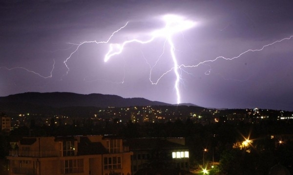 Около 100 хиляди мълнии паднаха през изминалата нощ в щата