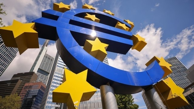 Влизането в еврозначава ниски лихви за всички и по-малки транзакционни